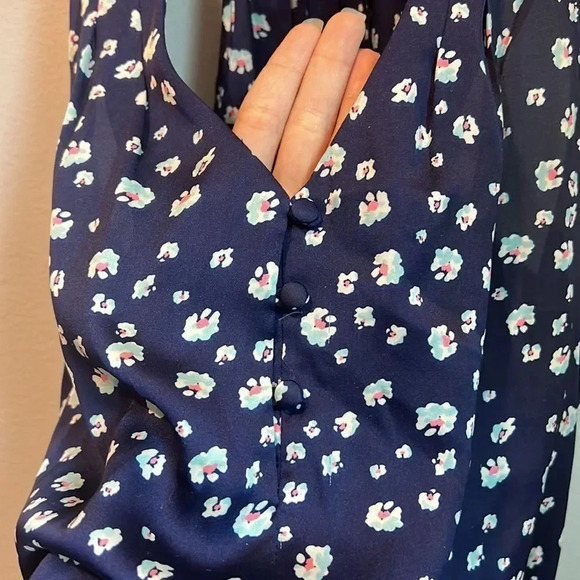 I love h81 forever 21 navy silky floral print top women’s medium - Picture 3 of 6